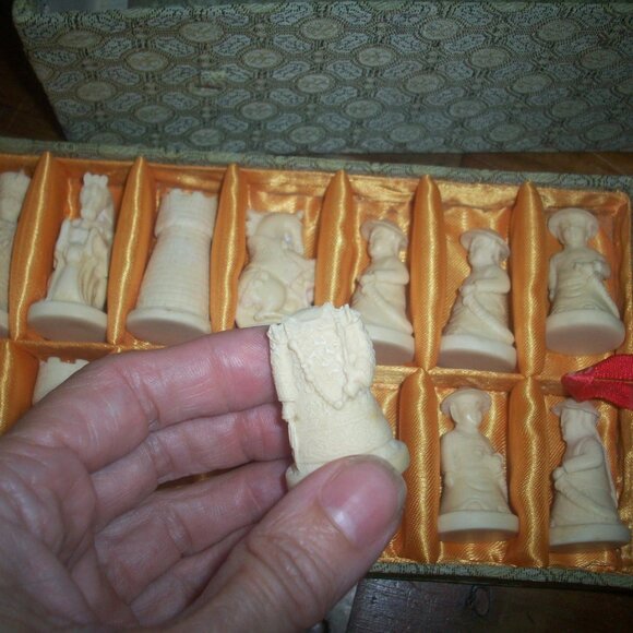 Vintage Boxed Chinese Carved Chess Set Fabric Lined 2 Tier Box w/ Matching Board - Picture 10 of 15